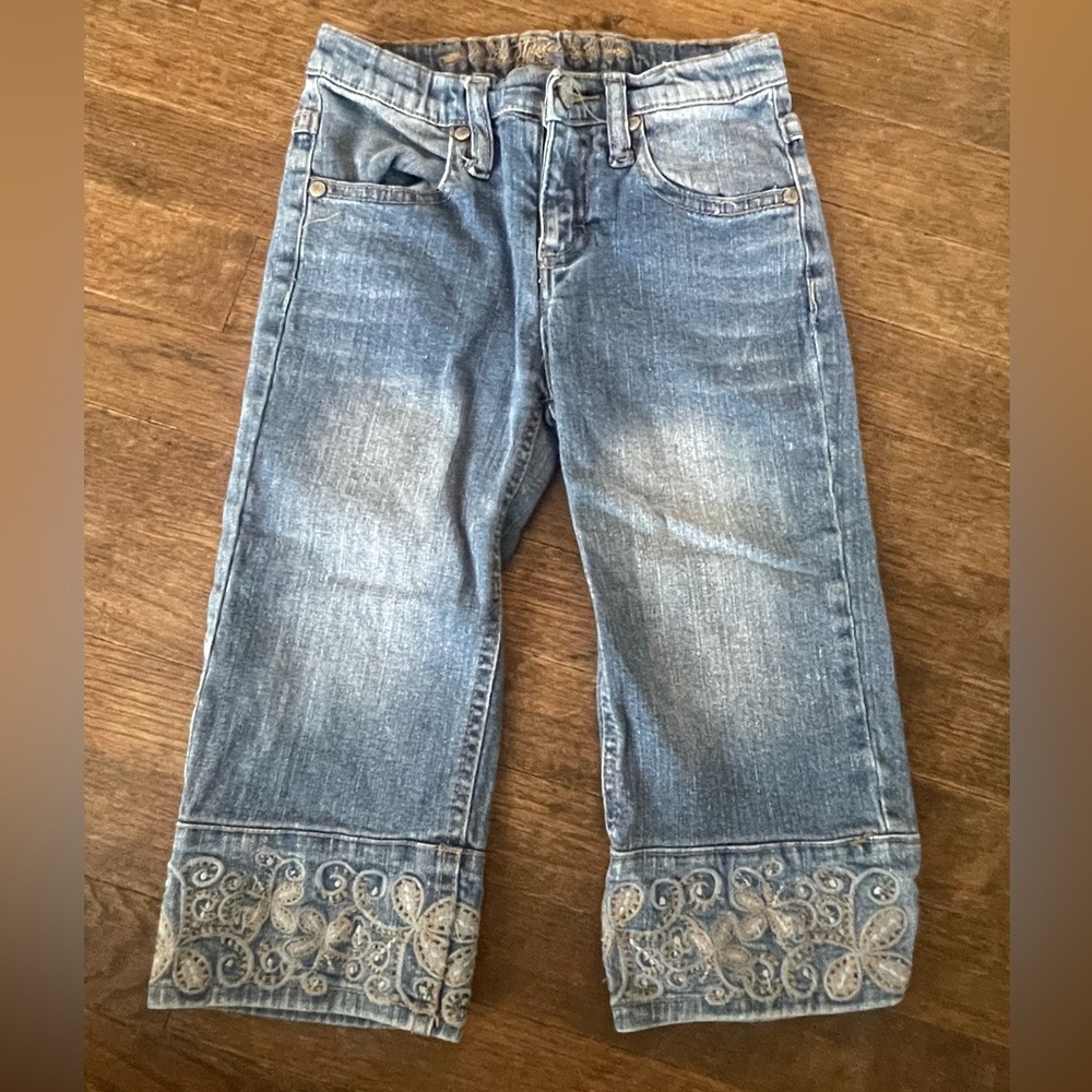 Mudd Girls size 7 Jean Capris with Embroidered Cuffs and Pockets